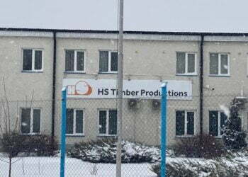 Hotărîrea HS Timber Group de a închide fabrica de la Siret, definitivă. 300 de oameni vor rămîne pe drumuri. Compania austriacă a fost ”fugărită” de scăderea importurilor de cherestea, infrastructura feroviară deficitară, prețurile la energie și umilința la care a fost supusă de organele de control. O firmă din Polonia ar putea prelua fabrica de la Siret