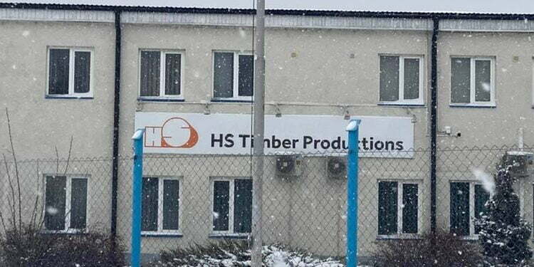 Hotărîrea HS Timber Group de a închide fabrica de la Siret, definitivă. 300 de oameni vor rămîne pe drumuri. Compania austriacă a fost ”fugărită” de scăderea importurilor de cherestea, infrastructura feroviară deficitară, prețurile la energie și umilința la care a fost supusă de organele de control. O firmă din Polonia ar putea prelua fabrica de la Siret