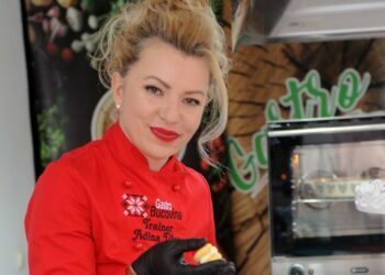 ”Gătește și zîmbește”, o nouă rubrică la Intermedia TV, cu chef Adina Țibu. În prima ediție s-a preparat sushi