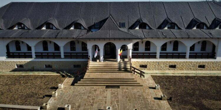 Refugiații, întîmpinați în Vama Siret cu alimente, apă și articole de igienă personală de reprezentanți ai Arhiepiscopiei Sucevei și Rădăuților