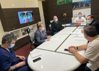 ”Dumnevoastră aveți voie să mă luați de mînă?”