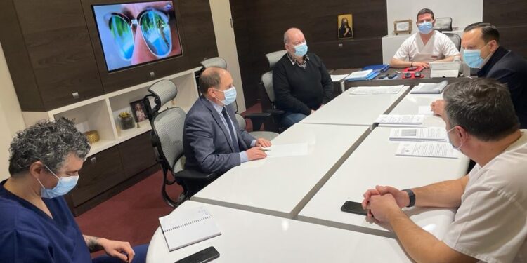 ”Dumnevoastră aveți voie să mă luați de mînă?”