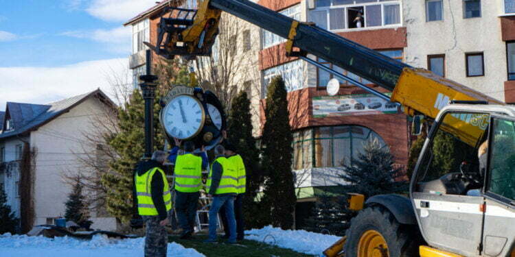 Ceas de 100 de kilograme și de 154.000 de lei, în giratoriul de la Templul Evreiesc din Rădăuți. Instalarea a durat 8 ore