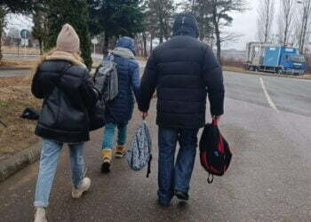 Primăria Suceava va aloca 500.000 de lei pentru aparatură și diverse materiale care au fost solicitate de Primăria Cernăuți. Sucevenii care vor să acorde ajutoare umanitare pot să sune, începînd de mîine, la numărul de telefon 0230-210.678