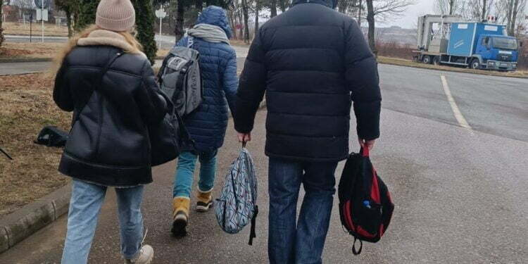 Primăria Suceava va aloca 500.000 de lei pentru aparatură și diverse materiale care au fost solicitate de Primăria Cernăuți. Sucevenii care vor să acorde ajutoare umanitare pot să sune, începînd de mîine, la numărul de telefon 0230-210.678