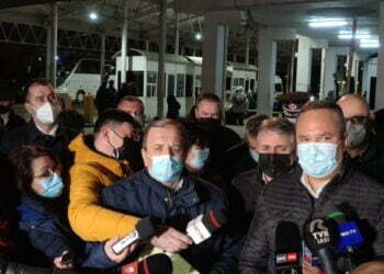 Nicolae Ciucă, la Siret: România se descurcă, acum, și fără gazul din Rusia. 19.000 de ucraineni au intrat în țara noastră. România este protejată de ”umbrela NATO”. Gheorghe Flutur: Refugiații au trei mese pe zi și traducători și asistență medicală non-stop
