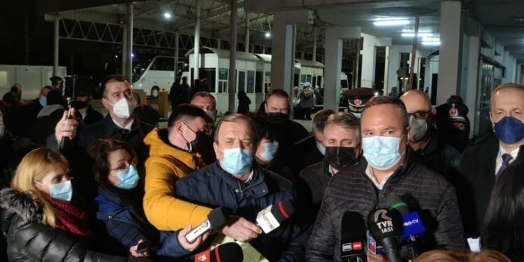 Nicolae Ciucă, la Siret: România se descurcă, acum, și fără gazul din Rusia. 19.000 de ucraineni au intrat în țara noastră. România este protejată de ”umbrela NATO”. Gheorghe Flutur: Refugiații au trei mese pe zi și traducători și asistență medicală non-stop