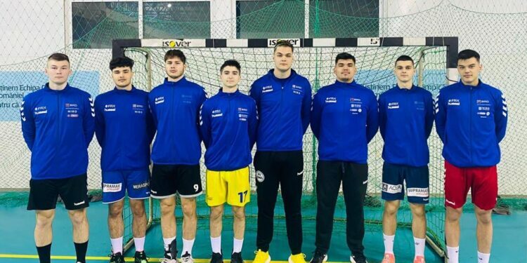 Cei 8 tineri handbaliști suceveni care participă cu naționala de juniori la Jocurile Mediteraneene: Reuț, Drăgoi, Grigore, Armanu, Focșăneanu, Podovei, Niculaie și Zarițchi