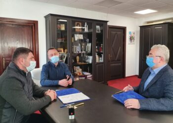 Contractul pentru realizarea parcului fotovoltaic, semnat. Energia produsă pe un teren de la fosta ”Termica” ar urma să fie folosită pentru alimentarea școlilor, a instituțiilor primăriei și a TPL