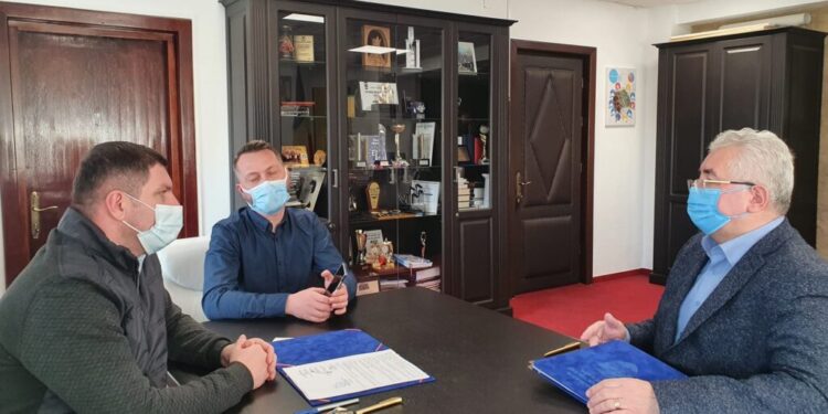 Contractul pentru realizarea parcului fotovoltaic, semnat. Energia produsă pe un teren de la fosta ”Termica” ar urma să fie folosită pentru alimentarea școlilor, a instituțiilor primăriei și a TPL