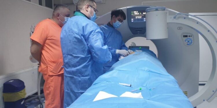 Spitalul Județean Suceava: Două metastaze osoase apărute după 20 de ani de la operația cancerului primar de sîn la o femeie de 70 de ani, topite. Echipa medicală a fost formată din Anca Ababneh,  Cătălin Lulciuc, Emanuel Gavriliuc și Mircea Macovei