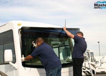 Master Auto Glass – cu ei schimbi parbrizul mașinilor sau camioanelor chiar și la domiciliu!