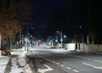 960.000 de lei pentru modernizarea și extinderea rețelei de iluminat în zona centrală a Rădăuților. Totodată vor fi montate corpuri de iluminat noi pe 1 Mai, Calea Cernăuți și Piața Unirii