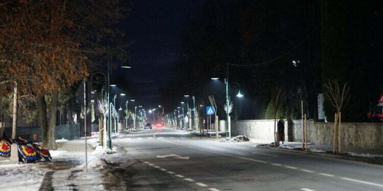 960.000 de lei pentru modernizarea și extinderea rețelei de iluminat în zona centrală a Rădăuților. Totodată vor fi montate corpuri de iluminat noi pe 1 Mai, Calea Cernăuți și Piața Unirii