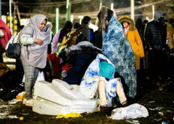 Arhiepiscopia Sucevei, 15 tone de ajutoare pentru ucraineni. 7 microbuze au fost descărcate în vama ucraineană de clerici și voluntari