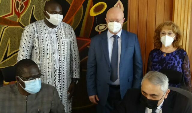 Delegație USV, vizită în Senegal. Rectorul Valentin Popa a anunţat acordarea a trei burse pentru nivelul studiilor universitare de licenţă unor absolvenţi de liceu senegalezi, precum şi acordarea unor facilităţi pentru derularea tezelor de doctorat în cotutelă
