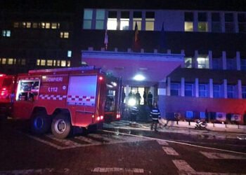 Martor la incendiul de la Spitalul Județean Suceava, în care nu s-au înregistrat victime: N-am văzut niciodată oameni atît de înspăimîntați, în șocuri de panică. Tot spitalul a fost alimentat cu energie tot timpul, lifturile au funcționat, dar noi cei care puteam să ne deplasăm am coborît pe scări