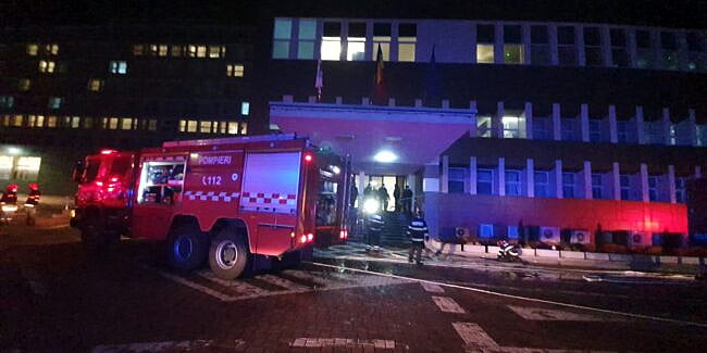 Martor la incendiul de la Spitalul Județean Suceava, în care nu s-au înregistrat victime: N-am văzut niciodată oameni atît de înspăimîntați, în șocuri de panică. Tot spitalul a fost alimentat cu energie tot timpul, lifturile au funcționat, dar noi cei care puteam să ne deplasăm am coborît pe scări