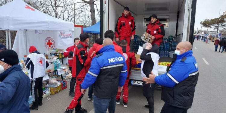 Crucea Roșie, ajutoare pentru refugiații de la Siret, dar și pentru ucrainenii care așteaptă să intre în țară