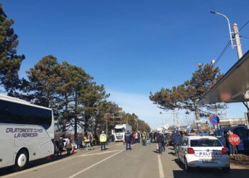 Apel al primarului Siretului: Pe lîngă voluntari pentru activitatea umanitară în rulota din Vamă este nevoie de pături, termosuri, haine călduroase, produse de patiserie, sendvișuri, pachețele de mîncare, alimente ambalate, pampers pentru copii și produse de igienă