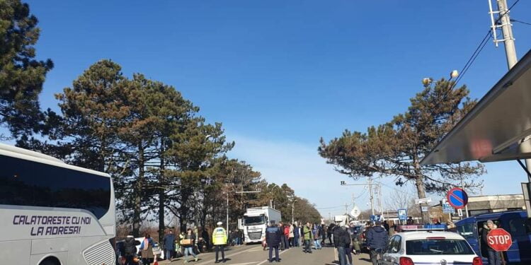 Apel al primarului Siretului: Pe lîngă voluntari pentru activitatea umanitară în rulota din Vamă este nevoie de pături, termosuri, haine călduroase, produse de patiserie, sendvișuri, pachețele de mîncare, alimente ambalate, pampers pentru copii și produse de igienă