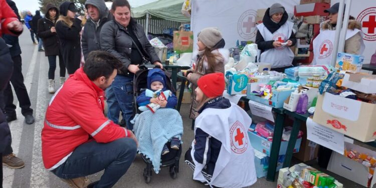 Crucea Roșie, ajutoare pentru refugiații de la Siret, dar și pentru ucrainenii care așteaptă să intre în țară