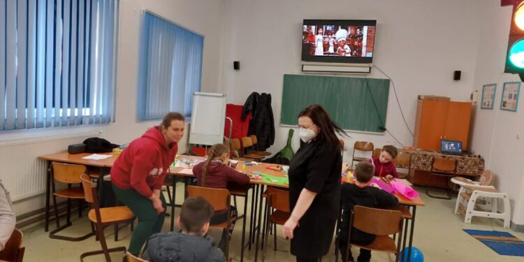 Loc de joacă în tabăra de refugiați de la Liceul Tehnologic ”Lațcu Vodă” Siret, pentru 25 de copii