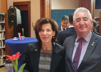 Primarul Ion Lungu propune acordarea titlului de cetățean de onoare ambasadoarei Franței la București, Laurence Auer. Doamna Auer a mulțumit municipiului Suceava pentru ajutorul acordat refugiaților