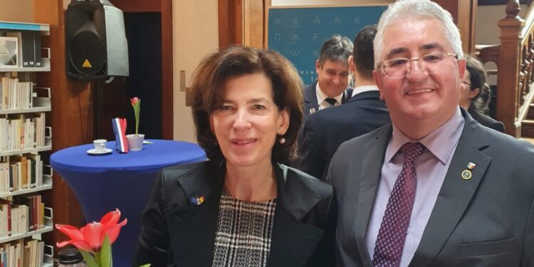 Primarul Ion Lungu propune acordarea titlului de cetățean de onoare ambasadoarei Franței la București, Laurence Auer. Doamna Auer a mulțumit municipiului Suceava pentru ajutorul acordat refugiaților