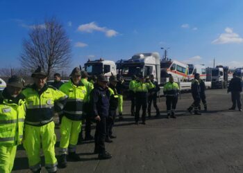 8 ambulanțe oferite Ucrainei de Guvernul Italiei, preluate la Siret de viceguvernatorul regiunii Cernăuți, Artur Muntean