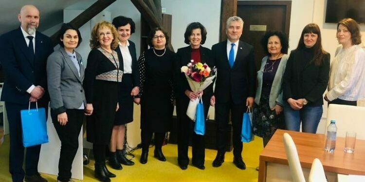 Ambasadorul Franței la București, Laurence Auer, vizită de 40 de minute la Alianța Franceză Suceava. Alianța și-a prezentat activitățile în contextul situației de criză de la granița de nord a României