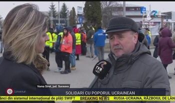 Peste 50 de copii ucraineni au ales să învețe în județul nostru în limba ucraineană, dar și în română și engleză. Un angajat al AJOFM prezintă în Vama Siret oferta de muncă