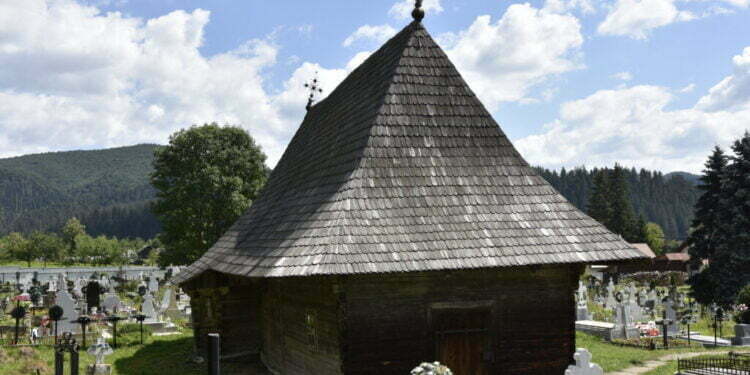 Biserica medievală de lemn de la Putna, construită în 1346, va intra în restaurare. Înaltul Calinic: Mănăstirea Putna, respectiv părintele stareț Melchisedec, se ocupă de documentația monumentului