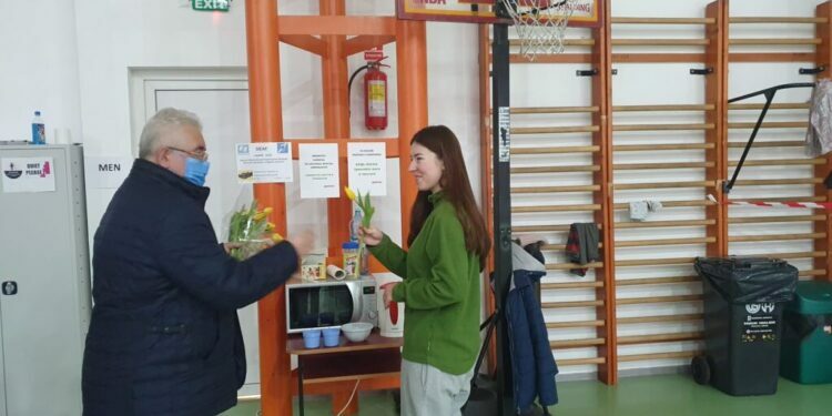 Ion Lungu, cu flori de 8 Martie, la centrul pentru refugiați, în Bazar și la cîteva instituții