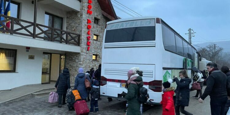 400 de etnici polonezi din Ucraina, așteptați în Vama Siret de Uniunea Polonezilor din România și transportați în Polonia