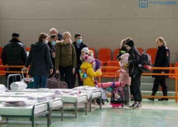 370.433 de lei, în contul Crucii Roșii Suceava, pentru refugiați. 30 de tone de alimente neperisabile, în 3 depozite. Direcția de Sănătate Publică Suceava asigură personalul medical de specialitate în taberele de refugiați