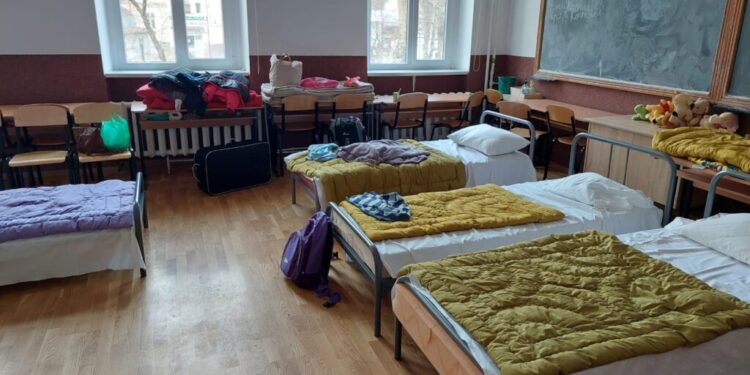 531 de refugiați, în sala de sport de la Milișăuți. În tabăra de la Siret sînt 61 de oameni, iar la Rădăuți 392
