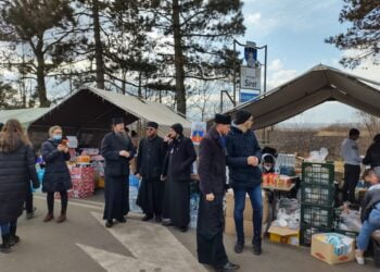 Prefectul Moldovan: Fluxul cetățenilor care tranzitează Vama Siret, regîndit. Arhiepiscopia Sucevei poate asigura cazarea refugiaților atît în țară, cît și în Croația, Italia și Franța