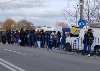 Scoși din birouri, pentru a ajuta refugiații