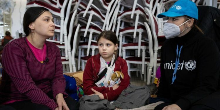 UNICEF și DGASPC Suceava, în Vama Siret, cu psihologi voluntari. DGASPC primește ajutoare la sediul central al instituției