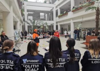 Curs de autoapărare, acordarea primului ajutor și investigare criminalistică, în holul din fața Rectoratului USV