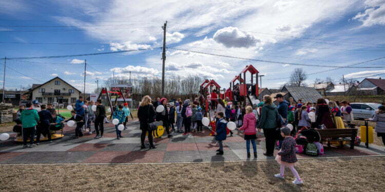 Comunicat: EGGER Romania a amenajat primul loc de joacă din localitatea Satu Mare în cooperare cu Primăria comunei