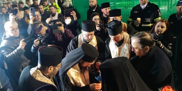 Sute de preoți din Suceava, județele limitrofe și Ucraina, dar și de credincioși, la Aeroportul ”Ștefan cel Mare”, pentru a primi Lumina Sfîntă (FOTO)