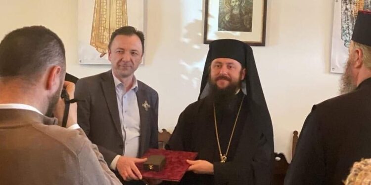 Directorul Bibliotecii ”I. G. Sbiera”, Gabriel Cărăbuș, a primit o distincție din partea Arhiepiscopiei Sucevei și Rădăuților