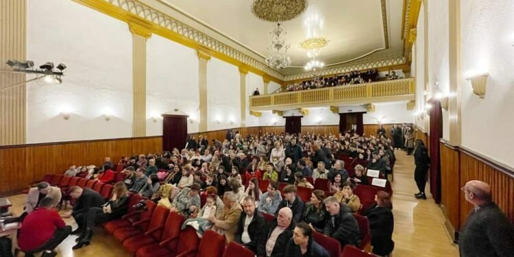 După o pauză de 20 de ani, teatrul de amatori din Rădăuți a revenit pe scenă. Sala a fost plină