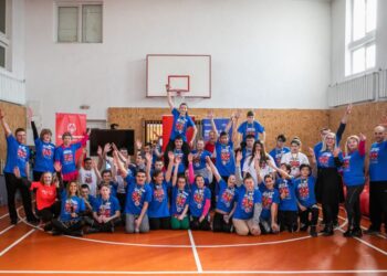 Copiii de la Centrul Gura Humorului, exerciții fizice coordonate de la distanță de un antrenor virtual