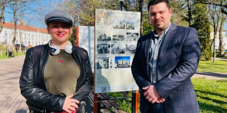 Fotografii realizate de o româncă din Ucraina, expuse în fața Primăriei Rădăuți