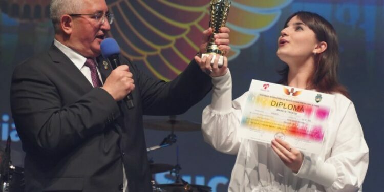 Eliza Riana Rusu, din Pașcani, cîștigătoarea concursului ”Voci de înger”, de la Suceava