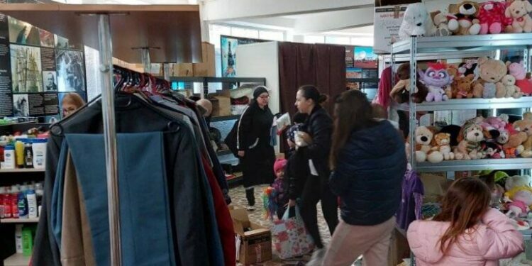 Centrul pentru refugiați al USV, 10.000 de ore de voluntariat și 70 de familii ajutate zilnic prin magazinul de la Observator