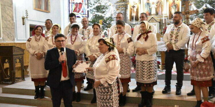 Împărțirea cu Oul Sfînțit, pe 25 aprilie. Pe 30 aprilie, Uniunea Polonezilor organizează manifestări dedicate Zilei Polonezilor din Diaspora și Zilei Constituției